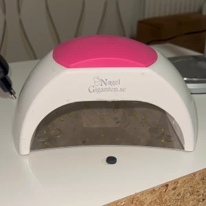 Nagellampa från Nagelgiganten.se - Säljer 2 UV/LED lampor från Nagelgiganten. Ny pris 999kr/st. Mitt pris är 750 för 2 stycken. Säljer då jag köpt nya. Fungerar superbra! 