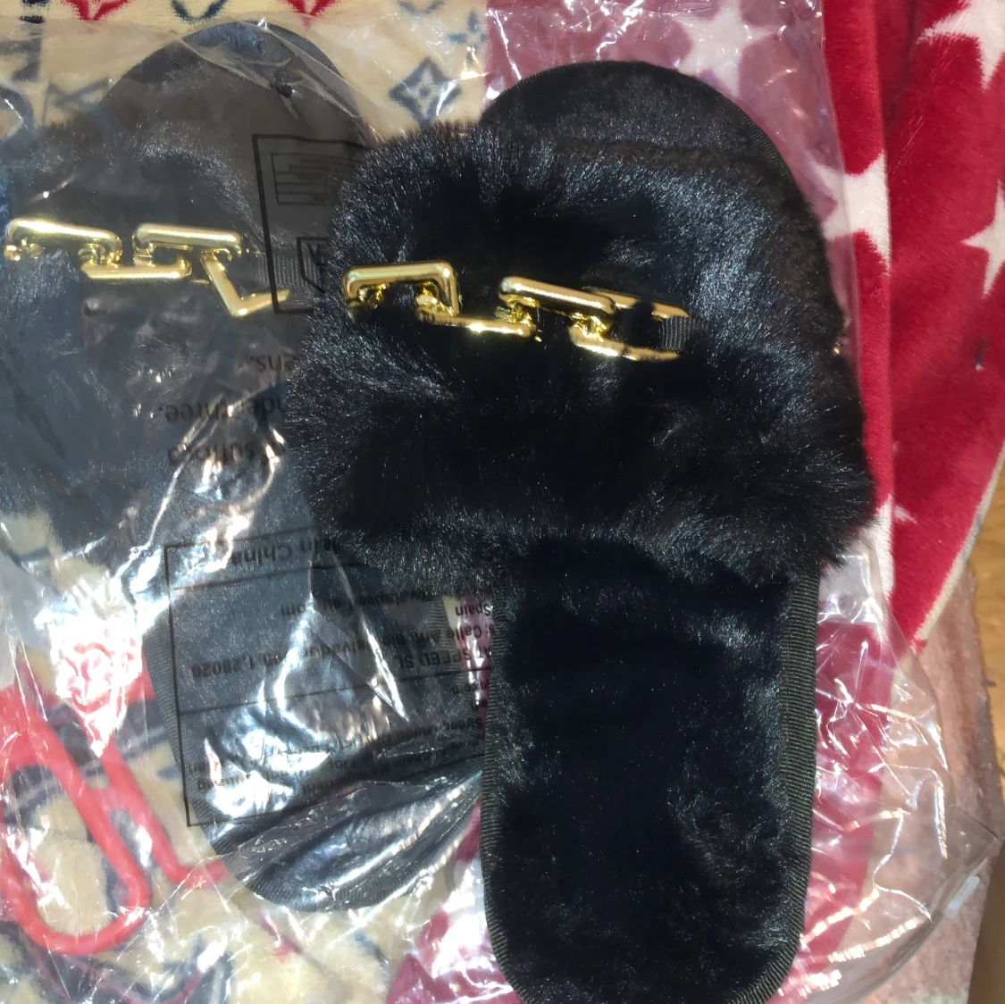 Svarta sandaler med fuskpäls och gulddetalj - 3