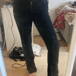 Svarta bootcut jeans från gina tricot - Säljer ett par svarta bootcut jeans från gina tricot i storlek 34. Jeansen har hög midja, klassisk femficksdesign och är tillverkade i stretchigt denim för en bekväm passform. Perfekta om du gillar en tidlös look med lite utsvängda ben.