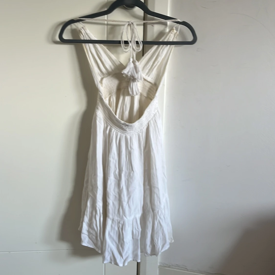 Vit somrig kortklänning med volang - 1