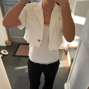 Vit bolero - Vit topp/jacka från Zara i storlek M. Fint skick. Använd gärna köp nu!
