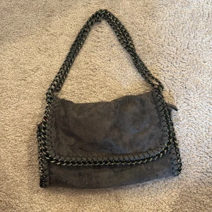 Grå Stella mccartney aakopia - Säljer en grå väska som liknar Stella McCartney väskorna. Säljer pga av att den inte kommer till användning och är helt ny eftersom de inte har använts. Inga effekter alls. Köpt i en marknad i Spanien för 25€ vilket motsvarar runt 250-260kr. Tveka inte vid frågor