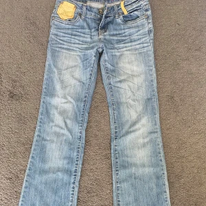 Blå jeans från G-Star med bootcut - Snygga blå jeans från G-Star med bootcut och Lågmidja. Klippta ner till då de var alldeles för långa för mig, men nu passar de perfekt och jag är 167cm. Passar xs/s