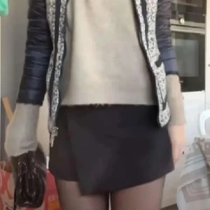 Svart kjol inbyggda shorts - Svart kjol med inbyggda shorts från Zara i storlek xs