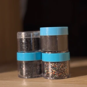 3 pack glitter & dipping powder till naglar  - 3 burkar med löst glitter och 1 burk med dipping powder. Färgerna är svart och en mix av färgglatt glitter. Burkarna kan ha repor pga att ha legat bland andra produkter och märkta med något nummer, men det är inga problem med produkterna. 