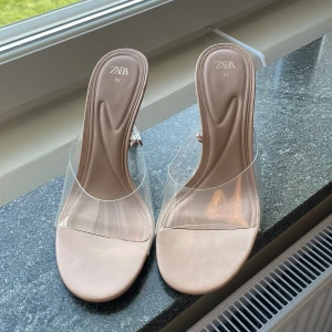 klackskor från Zara - klackar från zara i strlk 41. använts ett fåtal ggr, finns små defekter men inget som syns tydligt. kommer ej till användning längre. ordinariepris ≈ 400kr 