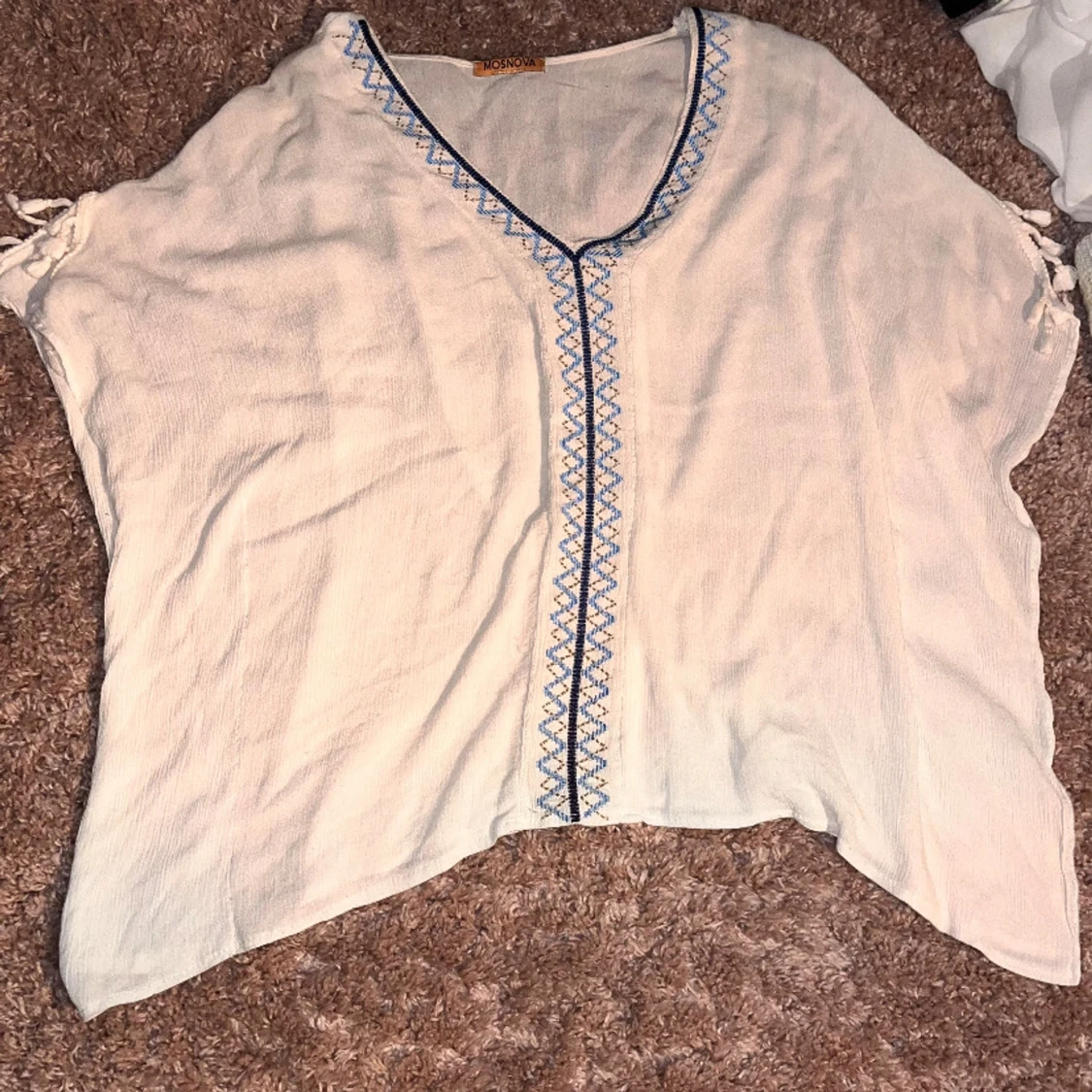 Vit blus med blå broderi från Mosnova