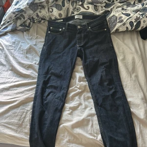 Mörkblå jeans  - Snygga mörkblå jeans från Jack and jones i regular/clark. Säljer dom då jag växt ur dom Perfekta för dig som gillar en stilren och enkel look. W29/L30