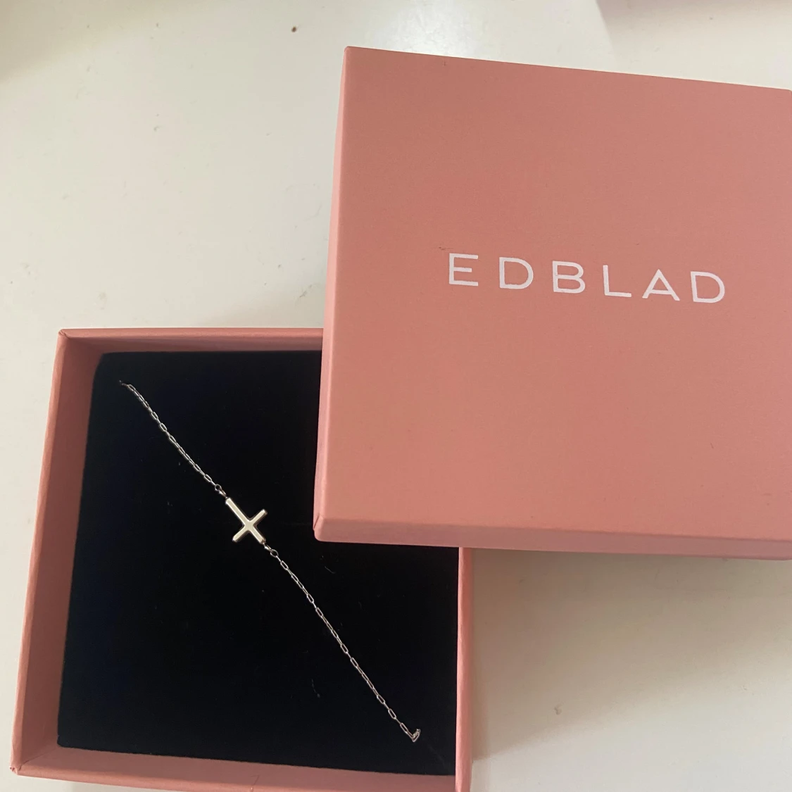 Silverarmband med kors från Edblad