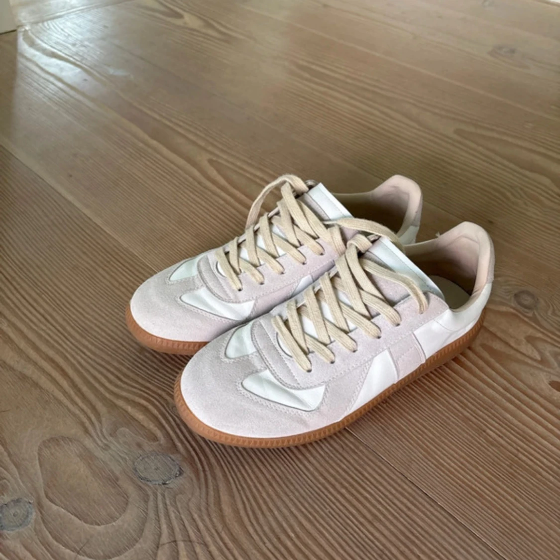 Maison Margiela sneakers i beige och vitt - 2