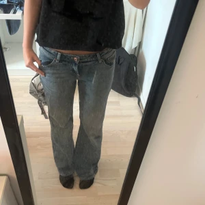 Lågmidjadejeans  - Skitsnygga jeans!! Säljer då jag har för många och kommer knappt till användning 💕💕Knappt använda!