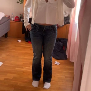 Blå bootcut jeans från LTB - Snygga blåa jeans från LTB med bootcut passform och låg midja. Jeansen har använts en par gånger, men de är o perfekt skick! Jeansen är köpta från Zalando.
