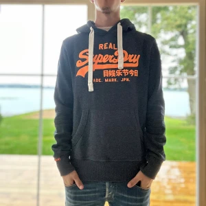 Superdry Hoodie - Svart Superdry hoodie i mycket bra skick | Storlek: S | Jag är 182cm och väger 65kg📏| Vid frågor eller diskussion om pris är det bara att skriva ✍🏼 | Frakt inom 48h📦