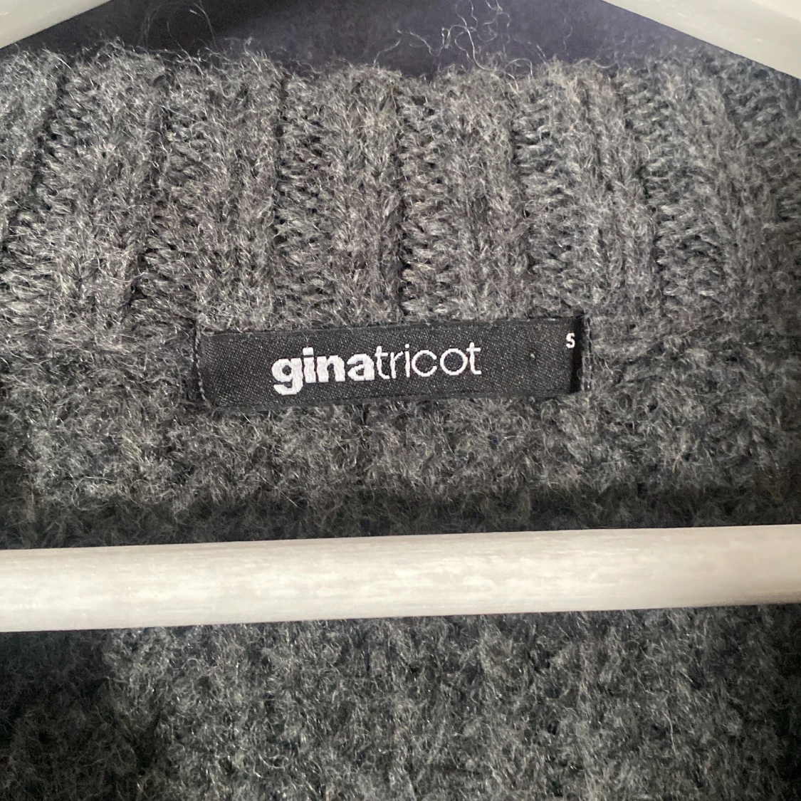 Grå stickad tröja från Gina Tricot - 2