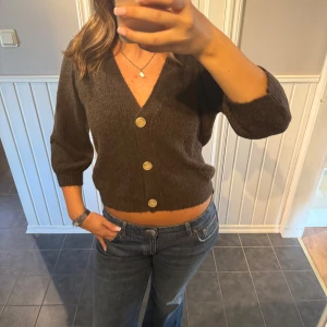 Stickad tröja  - Snygg stickad kofta! Tryck gärna på köp nu💕💕