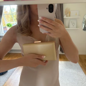 Guldig clutch - Hade denna på min bal och den var sååå smidig! Ordinarie pris är 299!