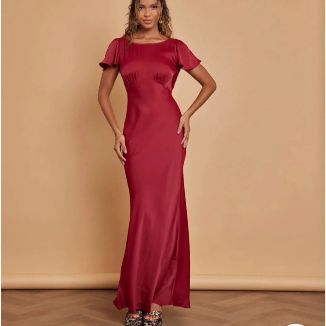 Vinröd balklänning med öppen rygg - 3