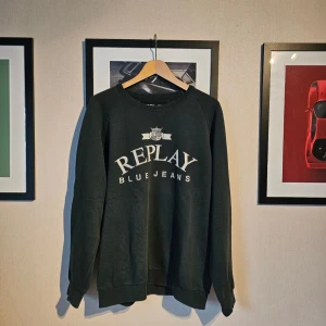 Grön sweatshirt från Replay - Storlek: L Large Färg: Grön med vit text Skick: Bra skick.   Skickas spårbart eller hämtas upp efter överenskommelse. Vid intresse – hör gärna av dig.