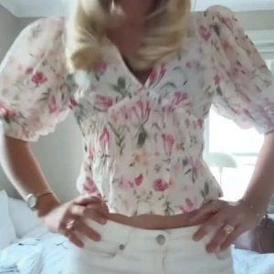 Trendig slutsåld hm blus - Slutsåld och eftertraktad, super fint skick endast testad!🥰