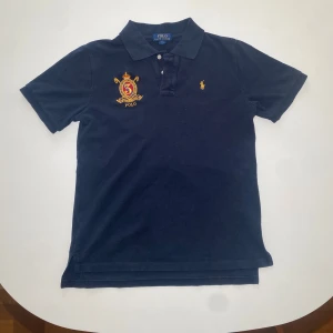 Mörkblå Polo Ralph Lauren pike - Pike från Ralph lauren. Inga defekter eller fläckar jag säljer den eftersom den blivit för liten. Hann inte använda särskilt mycket. Hör av er om ni har frågor eller vill diskutera priset // Theo 