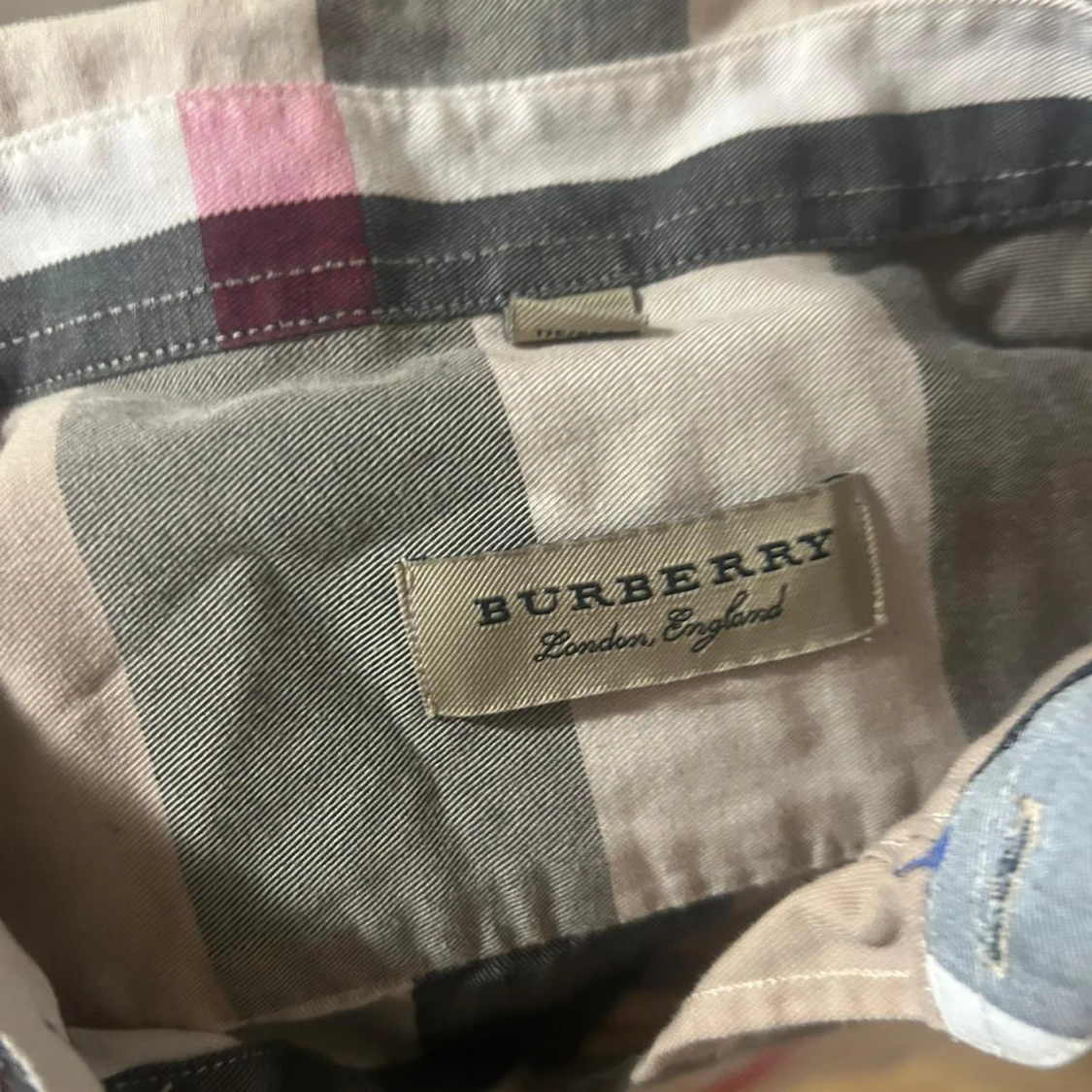 Rutig Burberry skjorta i beige och svart - 2