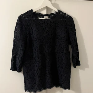 Spets topp - | Spets topp från Saint Tropez | Storlek: M | Färg: marinblå | Skriv vid frågor |