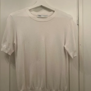 Stickad t shirt - Otydlig fläck som troligen går bort enkelt med tvättmedel