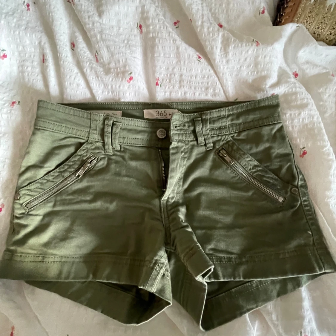 Olivgröna shorts från 365 med dragkedjor