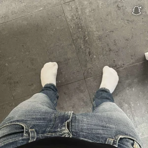 Blå jeans från Tiger of Sweden - Snygga blå jeans från Tiger of Sweden med klassisk femficksdesign och slitna detaljer. Jeansen har normal passform och raka ben, med tydliga kontrastsömmar och knappgylf. Perfekta för dig som gillar en stilren och tidlös look.