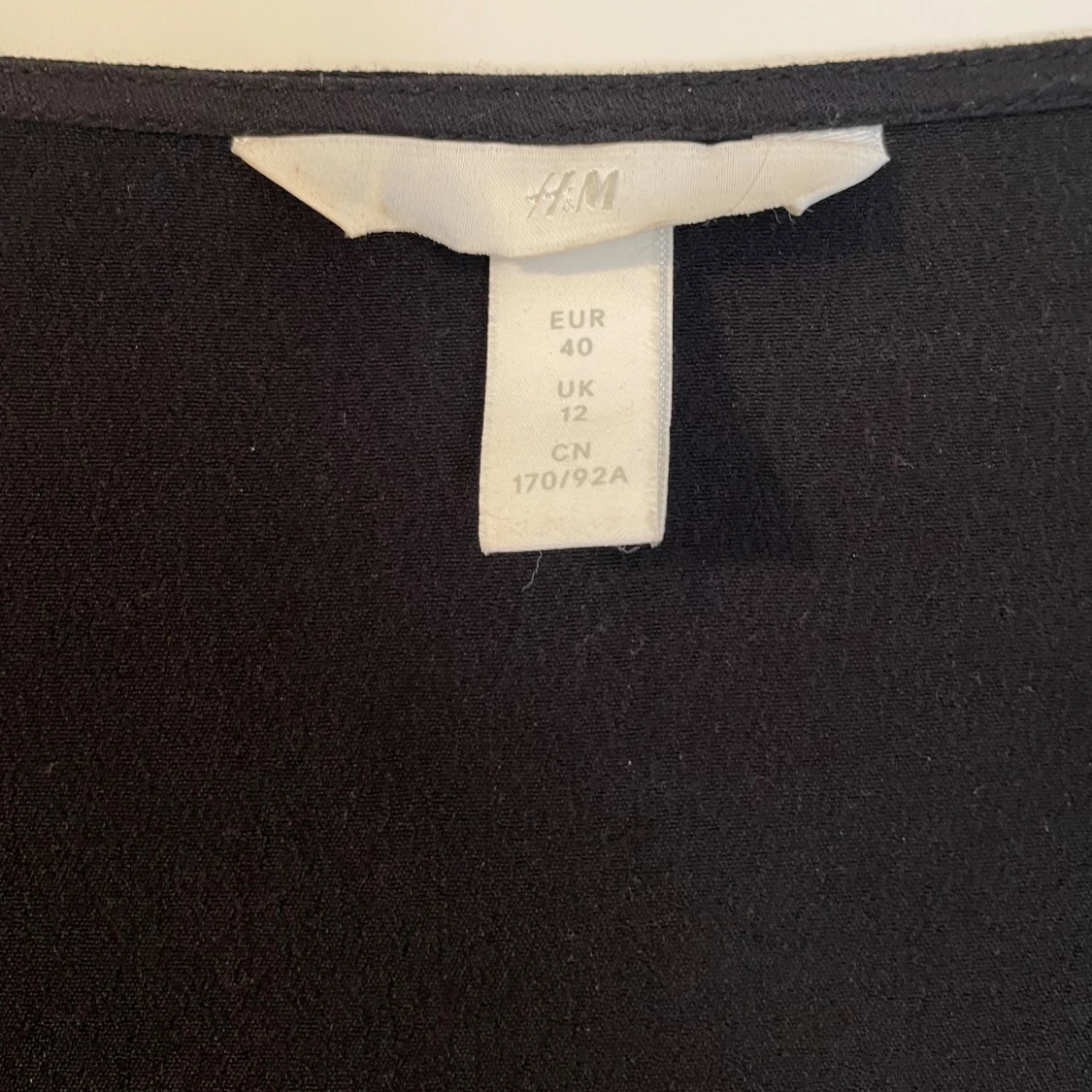 Svart omlottblus med knyt från H&M - 1