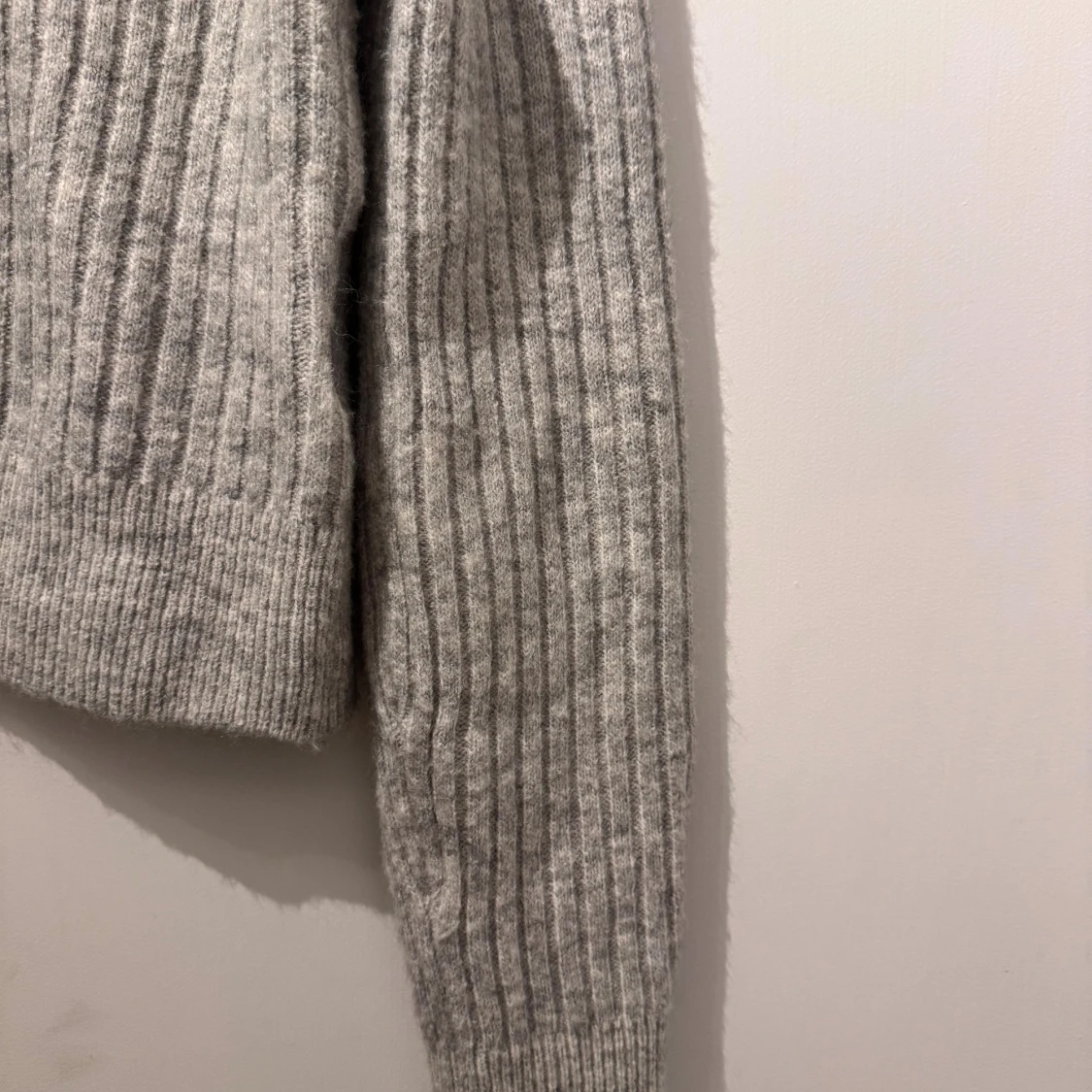 Grå ribbstickad kofta från H&M - 1