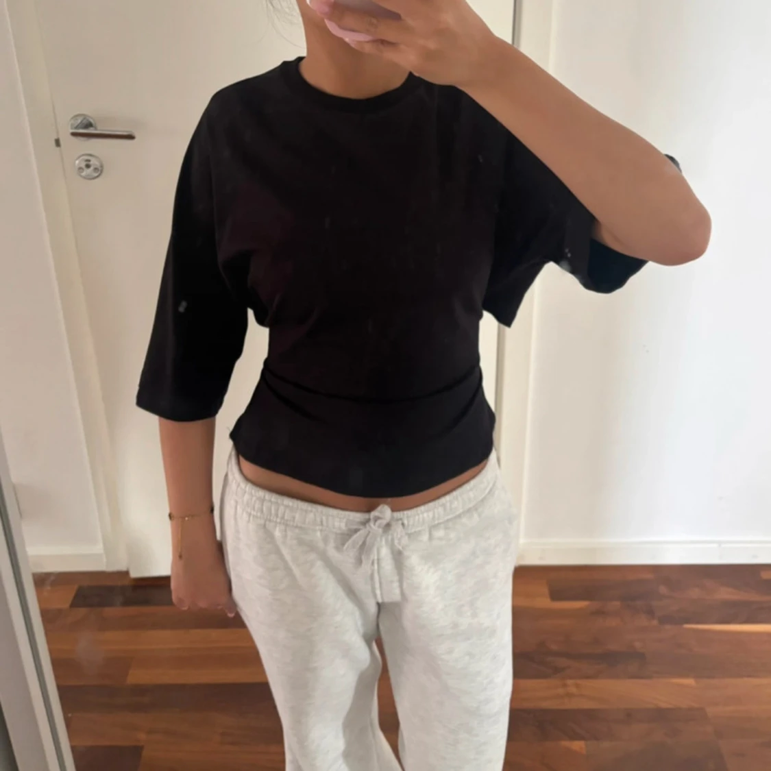 Svart croppad topp med knyt i ryggen - 1