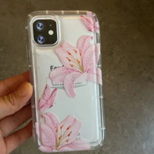 Blommigt mobilskal - Jätte snyggt blommigt mobilskal för en iPhone 11. 