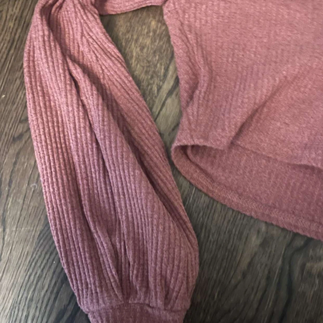 Rosa ribbad croppad topp med knappar