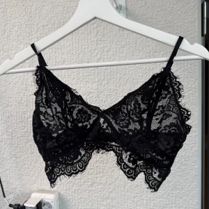 Svart topp 🖤 - Jättesnygg svart topp att ha under en kavaj eller liknande! Vet inte vart den kommer ifrån.