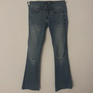 Hollister lågmidjade jeans - Piss snygga lågmidjade jeans med slitnings detaljer vid knäna ifrån hollister , W25 i super bra skick ☺️