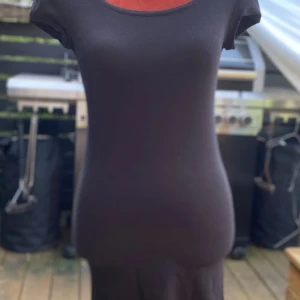 Svart kortärmad klänning från Vila S/M - Svart klänning med korta ärmar och rund halsringning. 48% bomull ﻿48% modal ﻿4% elastan ﻿Längd: 77 cm ﻿Bystvidd: 45 cm  Inga bilder när den sitter på mig! Katter finns i hemmet! 01