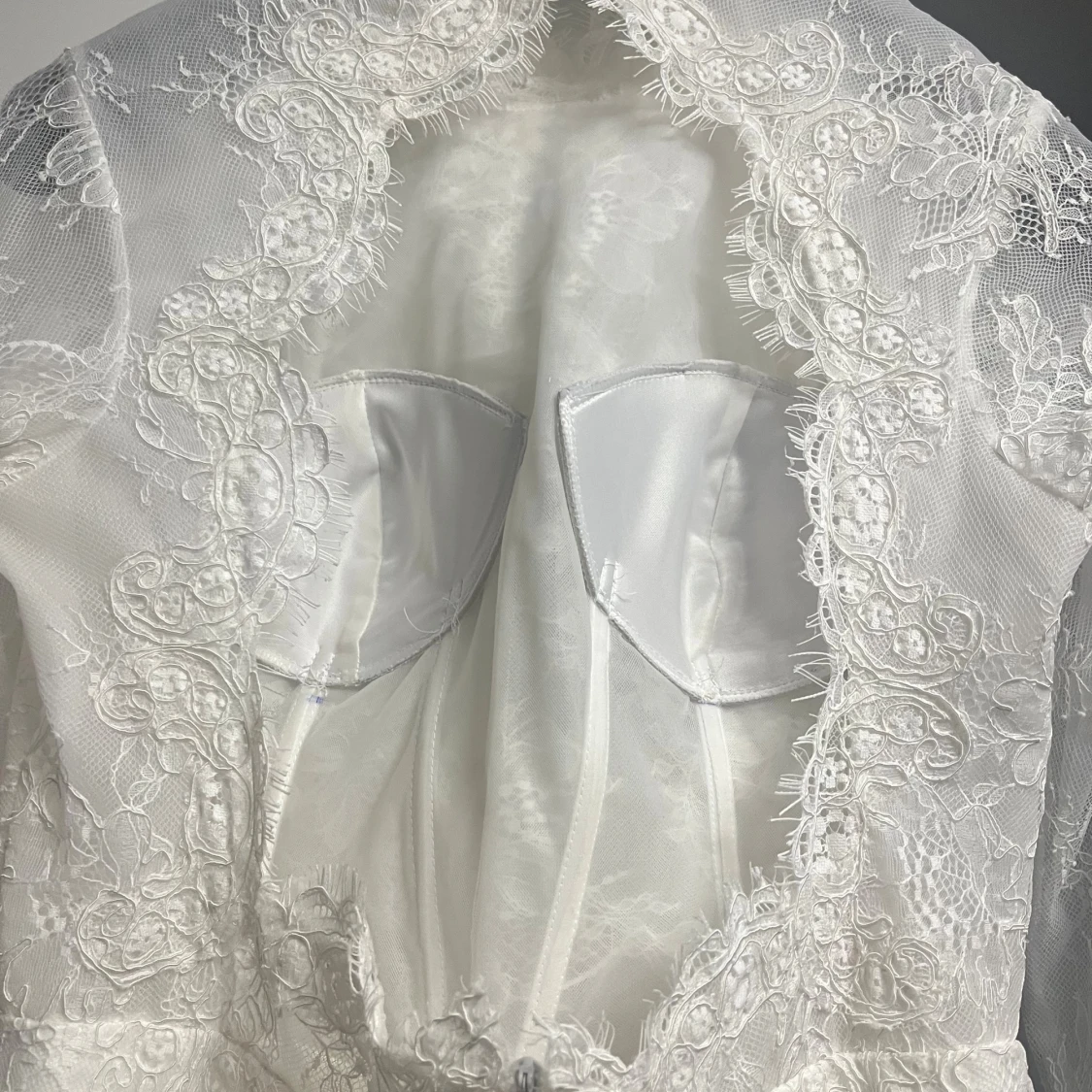 Vit långklänning med spets och pärlknappar - 1