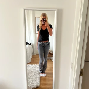 Grå raka jeans - Säljer dessa fina grå jeans från Pepe Jeans i storlek 28/34🙌🏻 Skriv vid funderingar💓