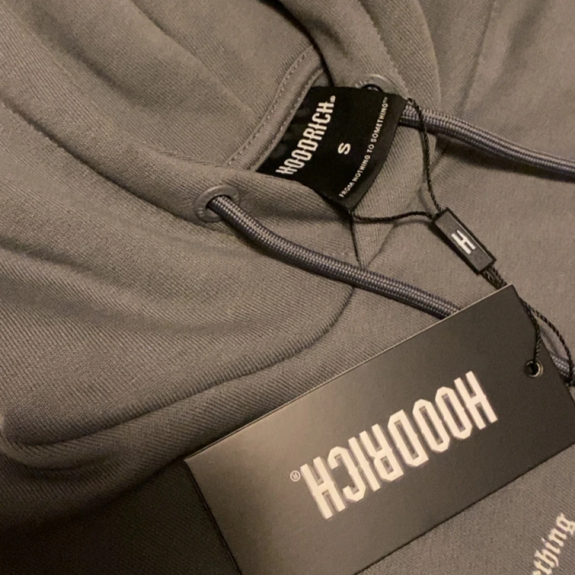 Grå hoodie från Hoodrich med tryck - 2