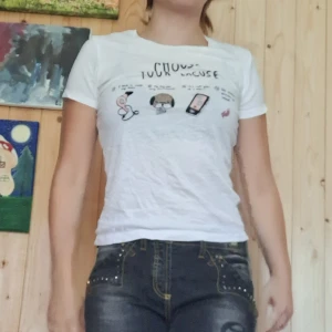 Vit t-shirt med tryck 'Choose Your Excuse' - Vit t-shirt med tryck på bröstet där det står 'Choose Your Excuse' och roliga illustrationer. Skön och sval samt mycket bekväm men kommet aldrig till användning. Vill bli av med allt så kan sälja billigt. Köparen föreslår pris 🍀