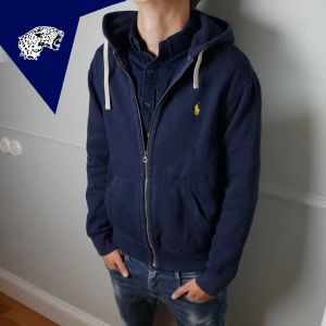 RALPH LAUREN ZIPHOODIE - Ralph Lauren zip hoodie | Skick: 8.5/10 | Strl: M | Modellen är 182 cm | Hör av dig om du undrar någonting!