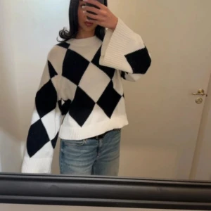 Svartvit stickad tröja med rutor - Använd få gånger 