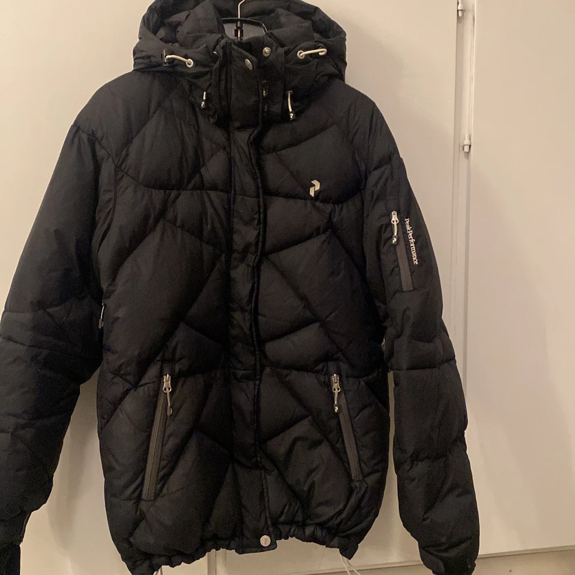 Svart dunjacka Peak Performance S