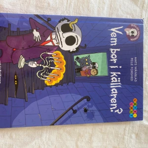 Vem bor i källaren? - En rolig och lättläst bok om familjen Monstersson, perfekt för dig som just börjat läsa själv! Följ med på ett spännande äventyr i källaren där mystiska figurer och monster väntar. Färgglada illustrationer och humoristisk ton gör läsningen extra kul.