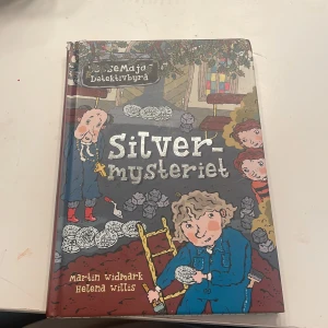 Silvermysteriet - Följ med Lasse och Maja på ett spännande äventyr där de löser mysterier kring en arkeologisk utgrävning. Perfekt för dig som gillar kluriga ledtrådar, roliga illustrationer och att själv försöka lista ut gåtan!
