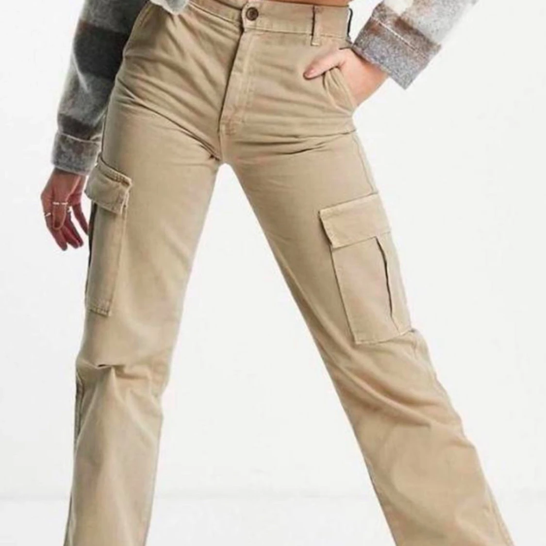 Beige cargobyxor från Stradivarius