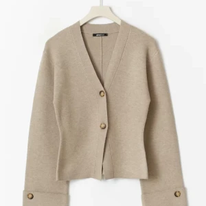 Beige kofta från Gina Tricot - säljer denna fina fina koftan från gina! Har använt en gång🥰slutsåld på hemsidan