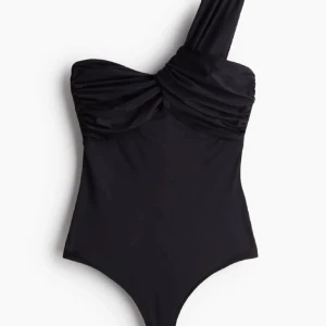 Svart asymmetrisk body från Hm - Säljer en svart body från Hm som aldrig vart använd. Hygienplastlappen där nere finns kvar från när den köptes. 