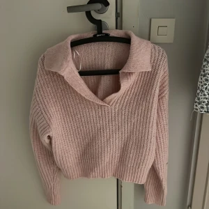 Stickad tröja  - Säljer min ljusrosa tröja från Gina tricot i storlek XS då den blivit för liten. 